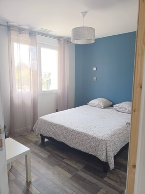 3 bedrooms, desk, iron/ironing board, travel crib