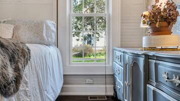 3 bedrooms, desk, iron/ironing board, free WiFi