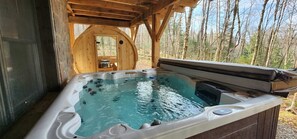 Outdoor spa tub - Signature Chalet | Spa, Sauna & Fireplace at Eko59 (Lac-Supérieur)