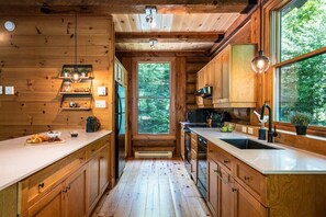 Fridge, microwave, oven, stovetop - Signature Chalet | Spa, Sauna & Fireplace at Eko59 (Lac-Supérieur)