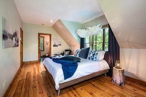 4 habitaciones, escritorio y tabla de planchar con plancha 