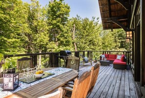 Outdoor dining - Signature Chalet | Spa, Sauna & Fireplace at Eko59 (Lac-Supérieur)