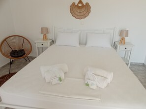 Eenvoudige tweepersoonskamer | Geluiddichte muren, gratis wifi, beddengoed