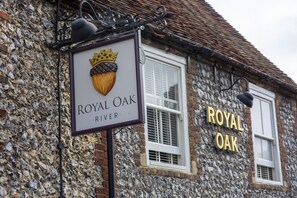 A building with a stone facade and a sign reading "ROYAL OAK River." - Royal Oak (Dover)