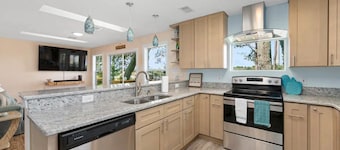 Hidden Gem Island Cottage, ② King Beds, 75" HDTV, Scenic Views