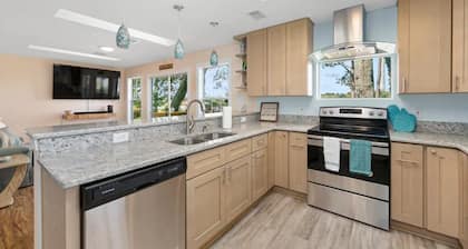 Hidden Gem Island Cottage, ② King Beds, 75" HDTV, Scenic Views