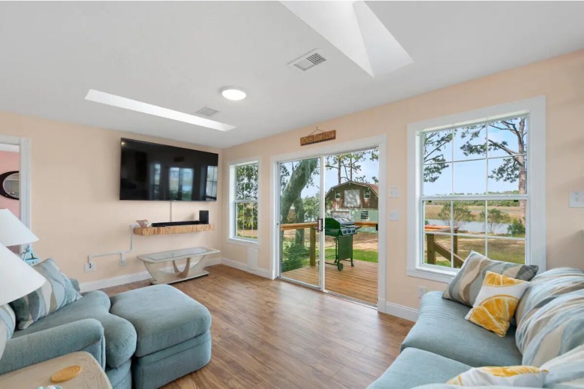 Hidden Gem Island Cottage, ② King Beds, 75" HDTV, Scenic Views