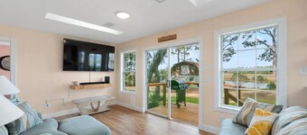 Hidden Gem Island Cottage, ② King Beds, 75" HDTV, Scenic Views