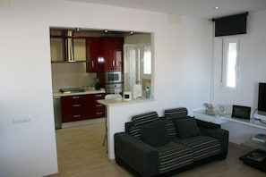 Een smart-tv, een open haard, een dvd-speler en een stereo