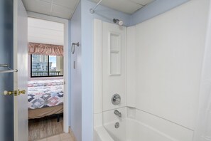 Combined shower/bathtub, towels - Summer Beach 606 by Seaside Vacations & Sales (Ocean City)