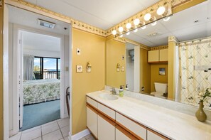 Combined shower/bathtub, towels - Summer Beach 805 by Seaside Vacations & Sales (Ocean City)