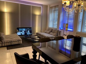 Departamento, 1 cama Queen size | Área de sala de estar
