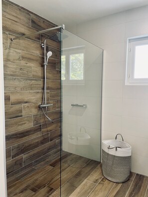 Dusche, Haartrockner, Handtücher