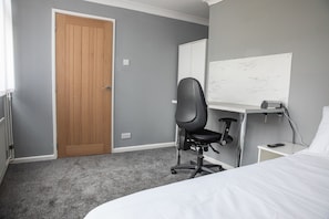 House | 4 bedrooms, iron/ironing board, free WiFi, bed sheets