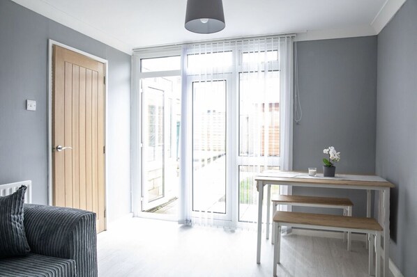 Maison | Salle de séjour | Téléviseur de 30 po avec télévision numérique