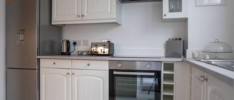 Maison | Cuisine privée | Réfrigérateur, micro-ondes, four, plaque de cuisson