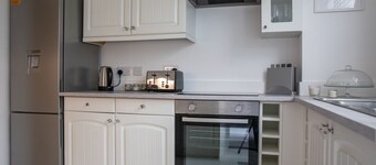 Beautiful Modern & Contemporary Home Close to City