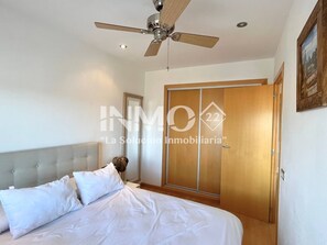 1 slaapkamer, een strijkplank/strijkijzer