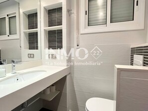 Shower - Apartment with terrace and sea view, swimming pool  (Cambrils)
