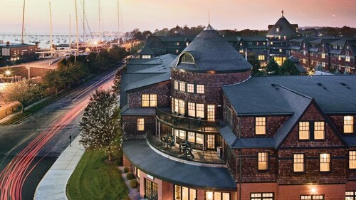 Downtown Wyndham Newport Resort ~ Two Bedroom slps six ~ steps to Newport Harbor