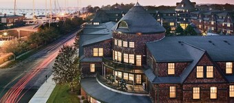 Downtown Wyndham Newport Resort ~ Two Bedroom slps six ~ steps to Newport Harbor