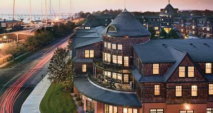Downtown Wyndham Newport Resort ~ Two Bedroom slps six ~ steps to Newport Harbor
