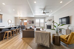 Televisión, chimenea y libros 