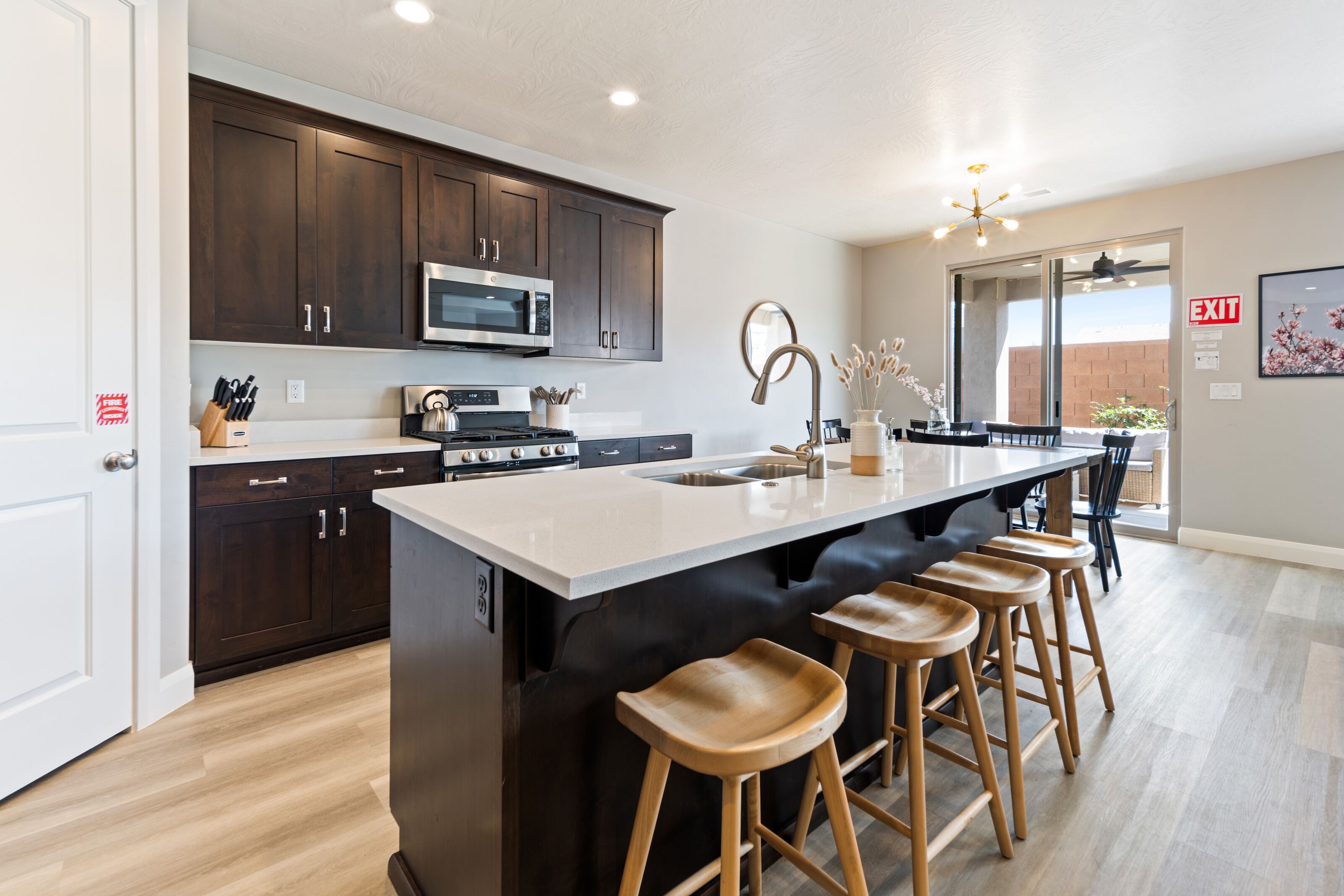 Frigorífic, microones, forn i placa de cuina 