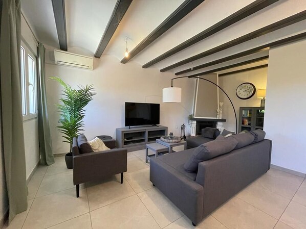 TV, fireplace, stereo