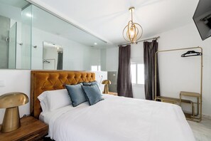 1 bedroom, iron/ironing board, bed sheets - H Doble Roomsole - One Bedroom Hotel, Sleeps 2 (Sevilla)