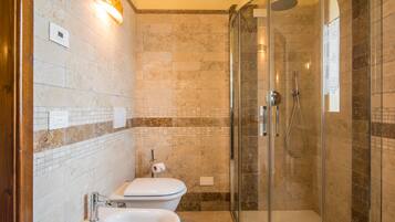 Doccia, asciugacapelli, bidet, asciugamani