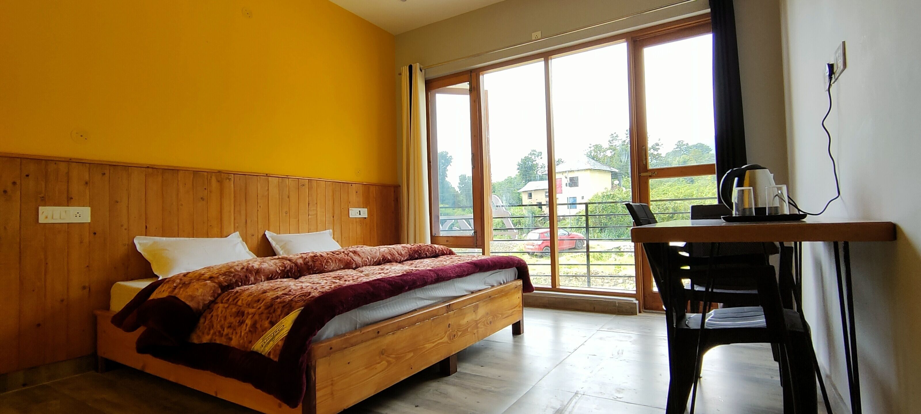 Quarto casal luxo | Escrivaninha, espaço de trabalho para notebook, Wi-Fi de cortesia