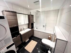 Ensemble douche/baignoire, serviettes fournies, papier toilette