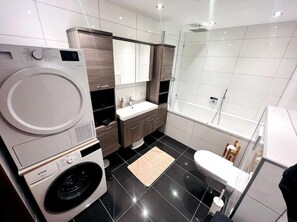 Combined shower/tub, towels, toilet paper