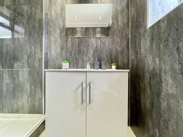 House | Bathroom | Shower, hair dryer, towels