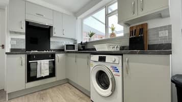 House | Private kitchen | Fridge, microwave, oven, stovetop