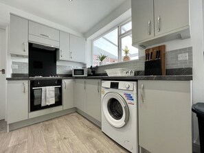 House | Private kitchen | Fridge, microwave, oven, stovetop - Worksop Newly Refurbished 3-bedroom House (Worksop)