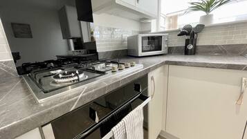 House | Private kitchen | Fridge, microwave, oven, stovetop