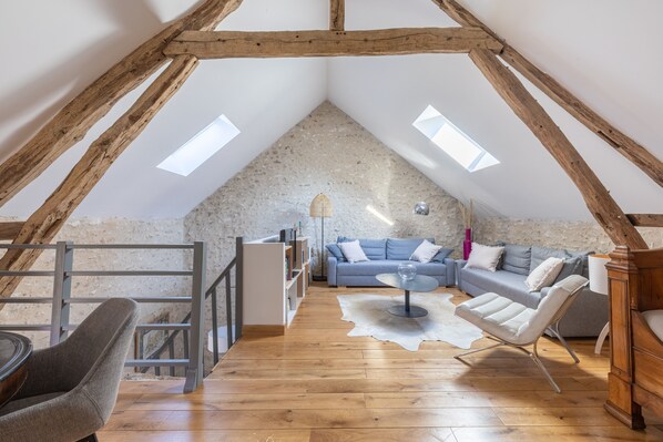 Flat-screen TV, stereo