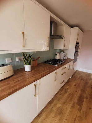 Fridge, oven, stovetop, coffee/tea maker