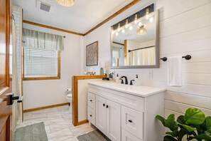 Shower, hair dryer, towels - Hot Tub! | Pet Friendly! | Game Room! (Traverse City)