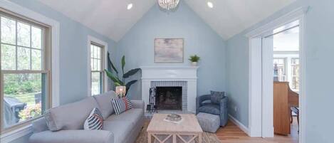 Una televisión, una chimenea, un reproductor estéreo, una oficina