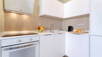 Coffee/tea maker, fridge, oven, dishwasher