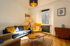Apartamento básico, 2 camas dobles | Sala de estar | Una televisión