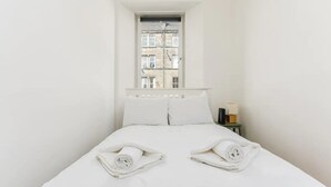2 bedrooms, iron/ironing board, free WiFi, bed sheets - Jazzy 2 Bedroom Apartment in the Heart of Leith (Edinburgh)