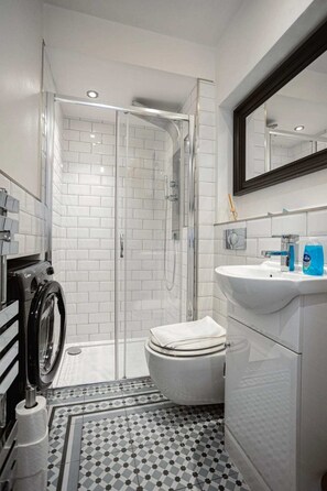 Basic-Apartment, 2 Doppelbetten | Badezimmer | Dusche, Handtücher, Seife, Shampoo