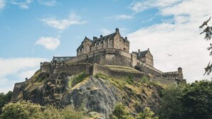 A historic castle on a hill with a clear sky. - Jazzy 2 Bedroom Apartment in the Heart of Leith (Edinburgh)