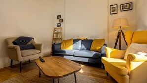 Living room - Jazzy 2 Bedroom Apartment in the Heart of Leith (Edinburgh)