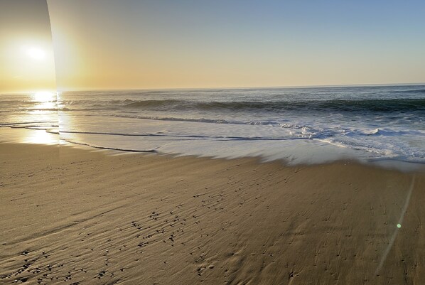 Ranta lähistöllä, aurinkotuoleja