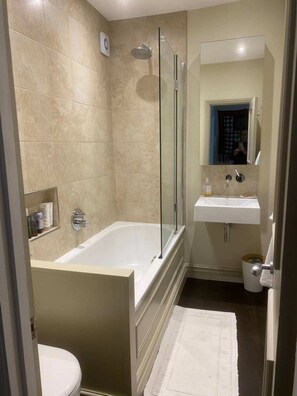Căn hộ cơ bản, nhiều giường | Phòng tắm | Khăn tắm, xà phòng, dầu gội, giấy vệ sinh 